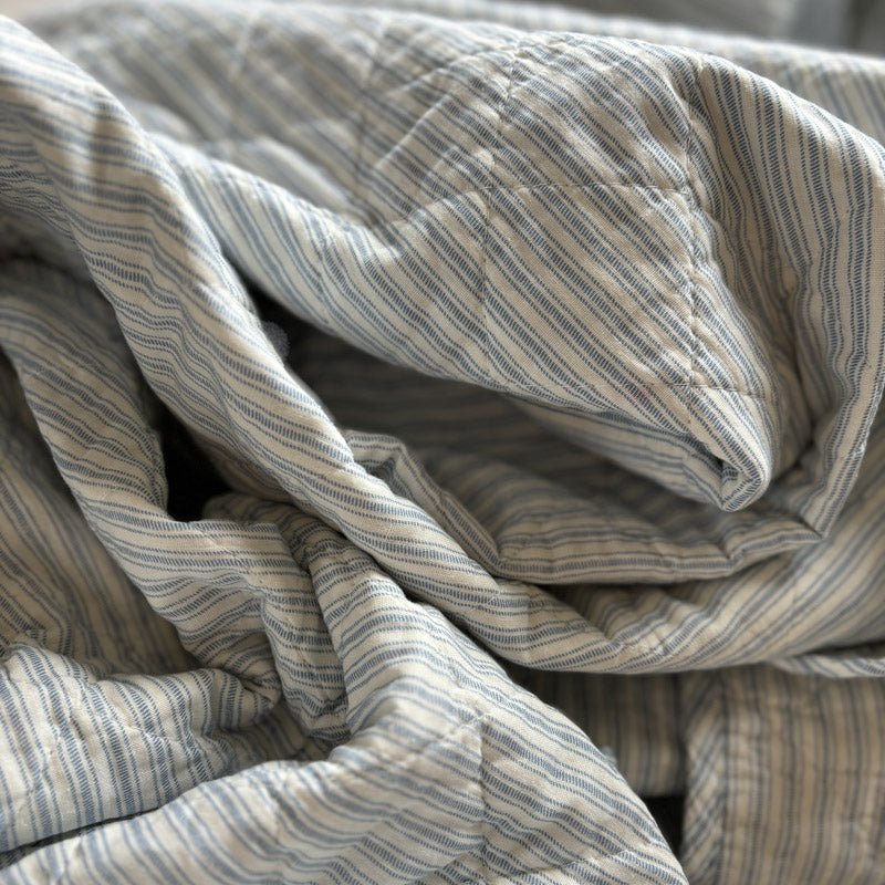 Au Maison Quilt Ethnic, dusty blue/white, 140x180 cm