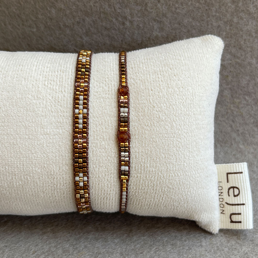 LeJu London / Sæt med to armbånd - vævet med perler i brun, guld, sølv og halvædelsten