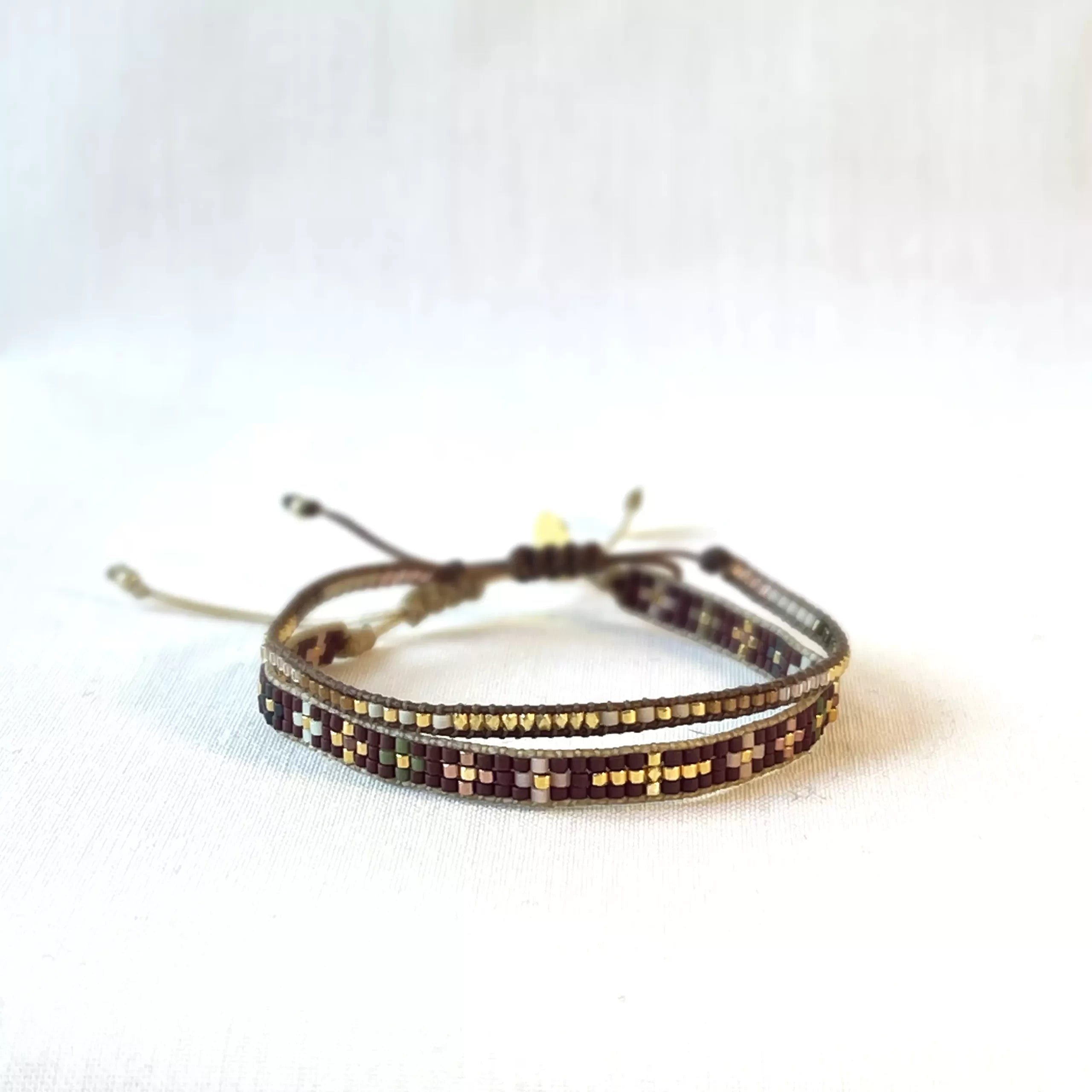 LeJu London / Sæt med to armbånd - vævet med perler i rosa nuancer, guld og forgyldt