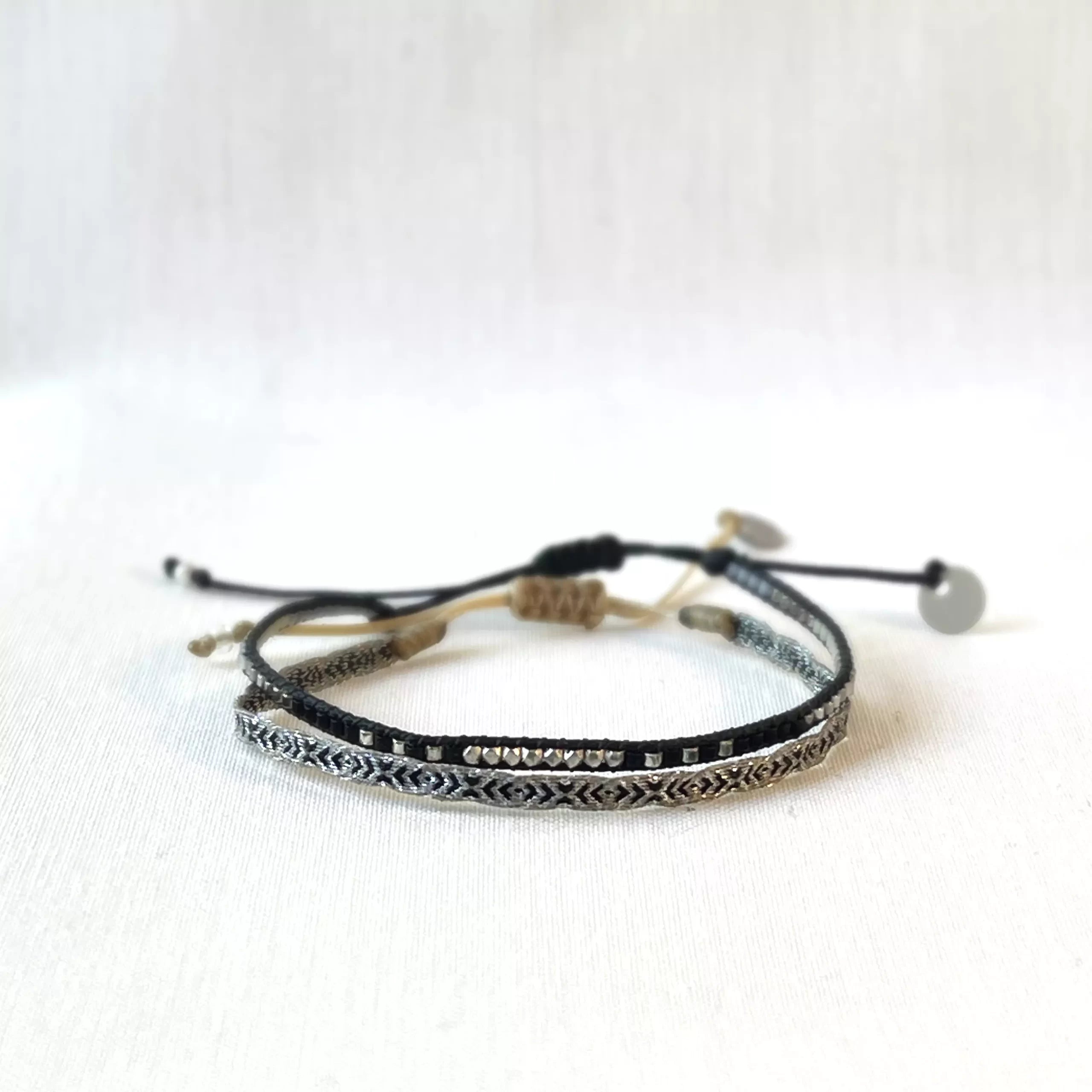 LeJu London / Sæt med to armbånd - vævet i sort med perler og sølv