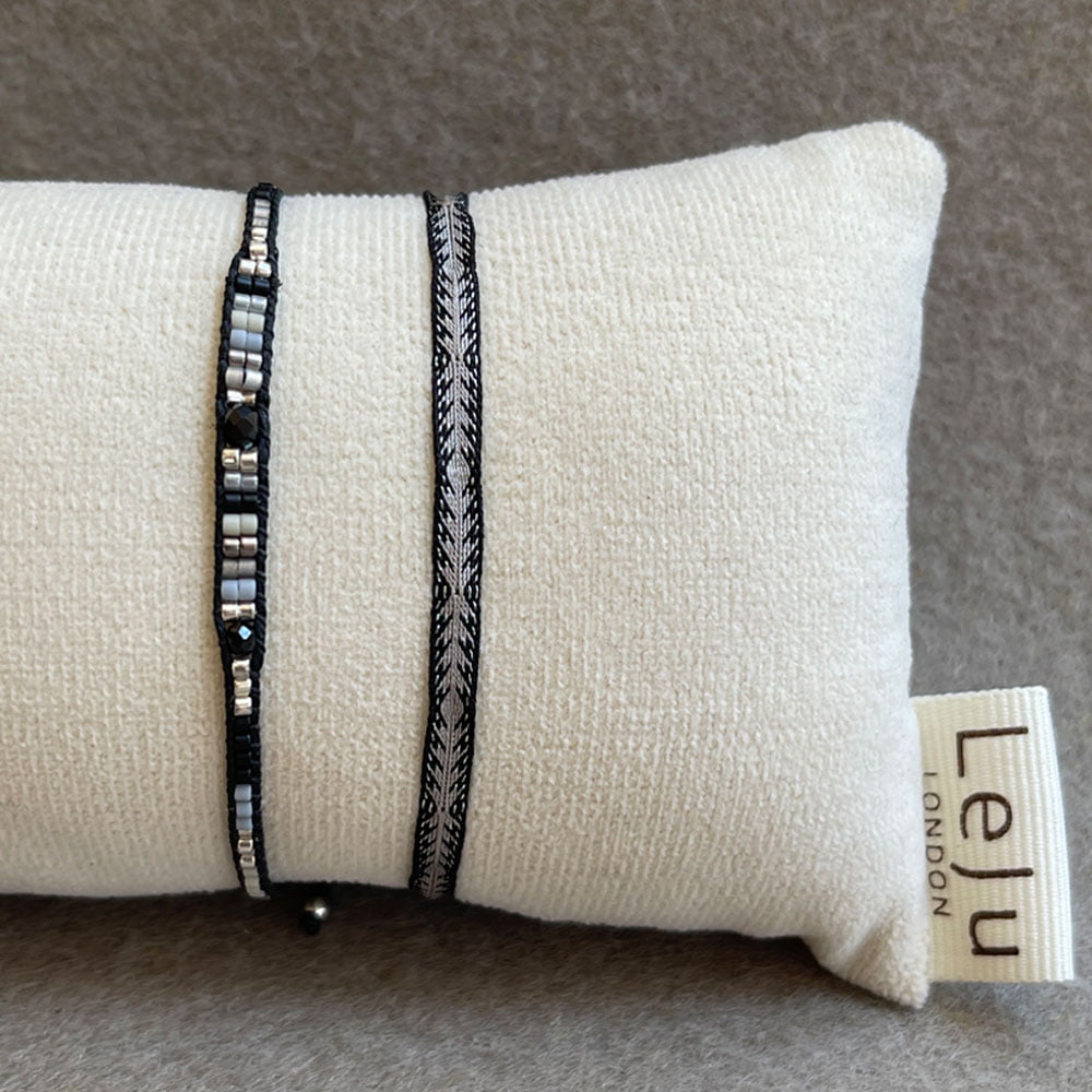 LeJu London / Sæt med to armbånd - vævet i sort med perler og sølv