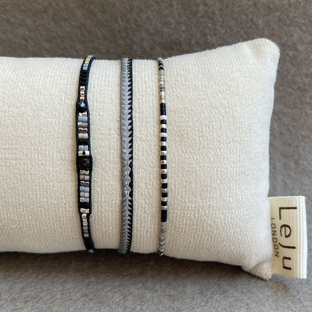 LeJu London / Sæt med tre armbånd - vævet i sort med perler og sølv