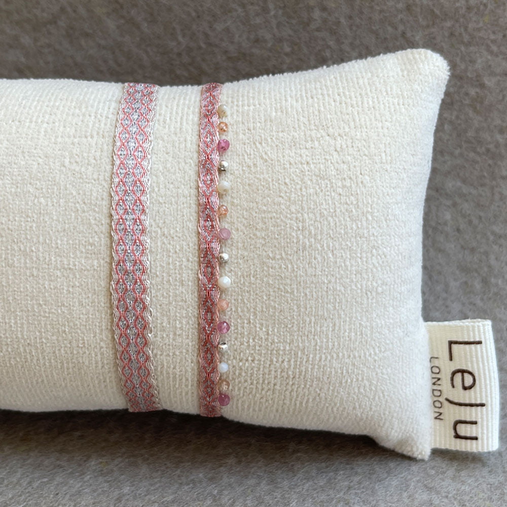 LeJu London / Sæt med to armbånd - vævet i rosa nuancer med halvædelsten
