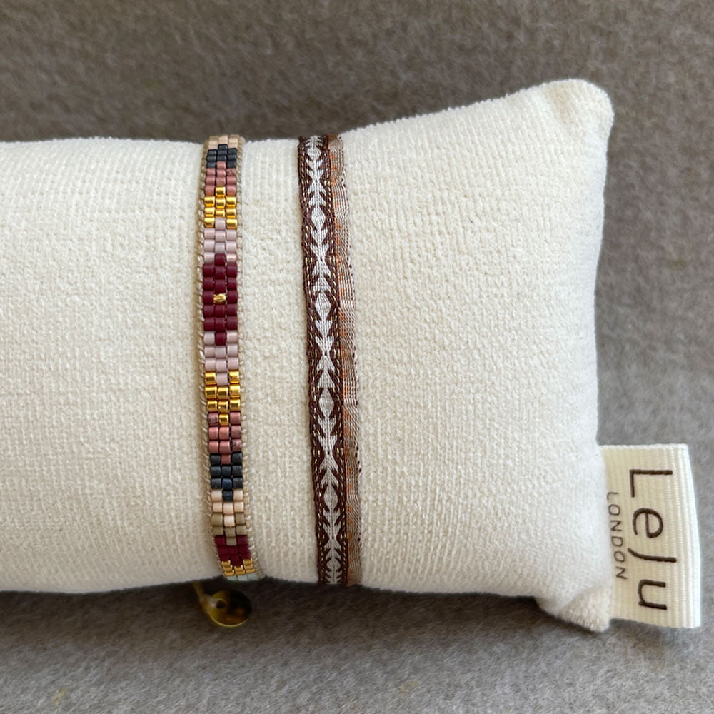 LeJu London / Sæt med to armbånd - vævet med perler i bordeaux, guld, rosa og blå