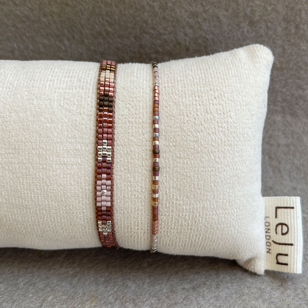 LeJu London / Sæt med to armbånd - vævet med perler i lilla nuancer og sølv