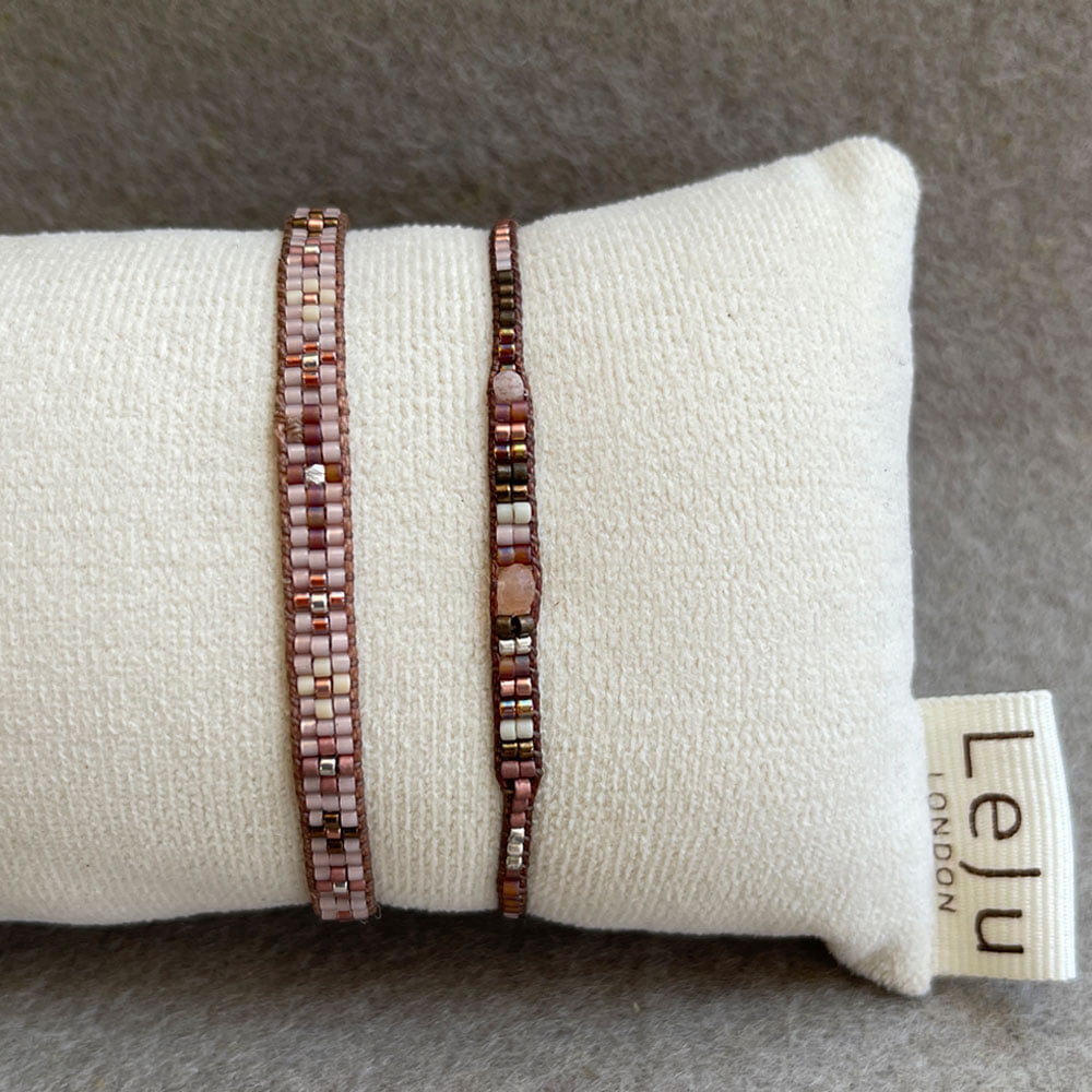 LeJu London / Sæt med to armbånd - vævet med perler i lilla nuancer, sølv og halvædelsten