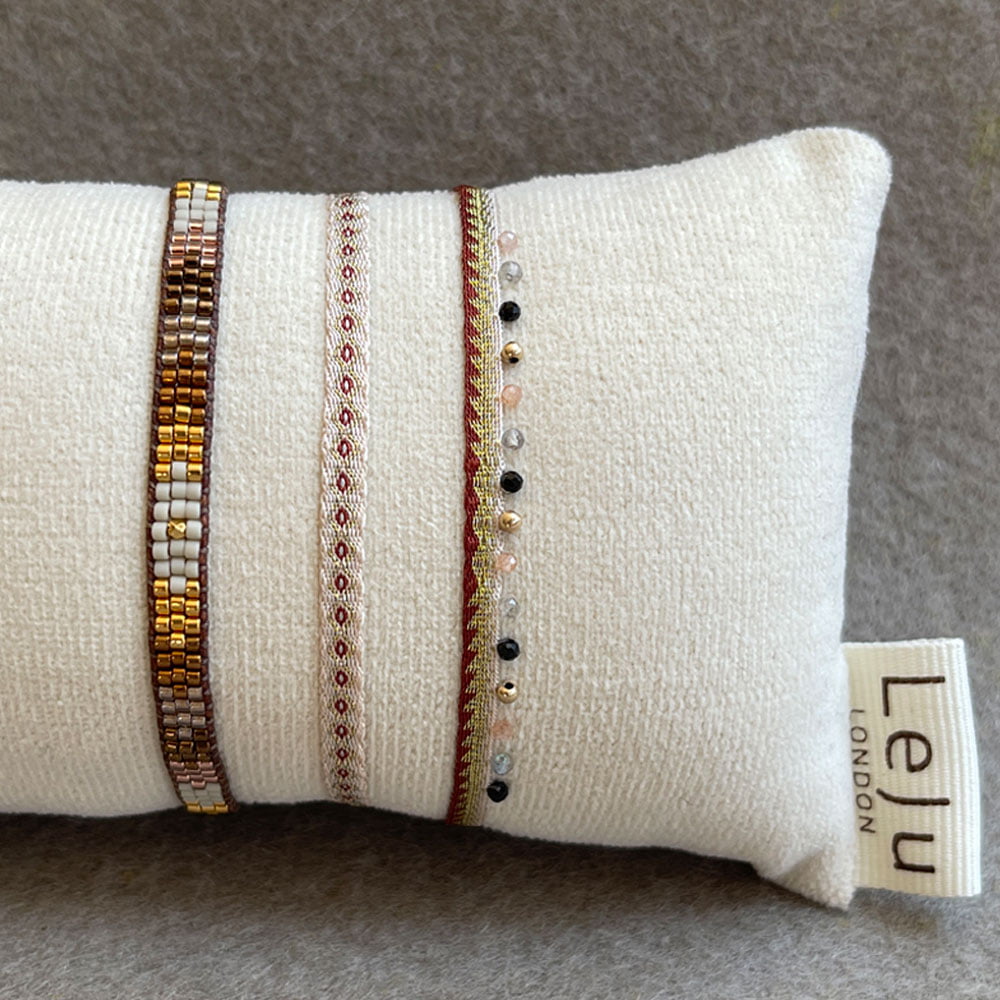 LeJu London / Sæt med tre armbånd - vævet med perler og halvædelsten