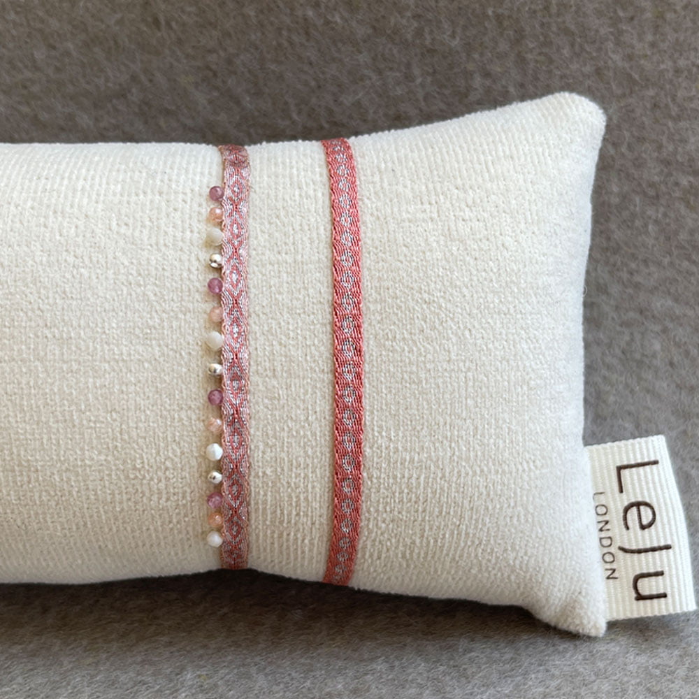 LeJu London / Sæt med to armbånd - vævet i rosa nuancer med halvædelsten