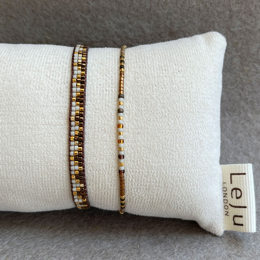 LeJu London / Sæt med to armbånd - vævet med perler i guld, brun og hvid